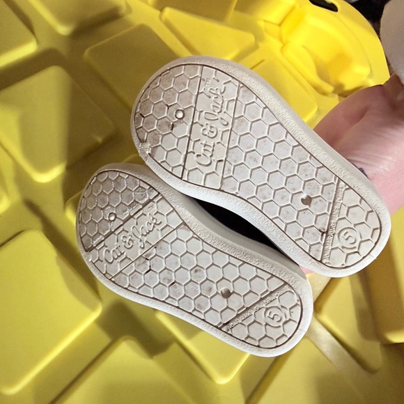 Toddler Shoes - size 5 - Picture 6 of 6